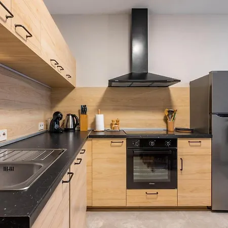 Cozy And Colorful 2bd Flat With Location *